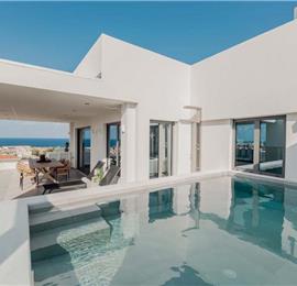 3 bedroom penthouse apartment with pool in Chania town, sleeps 6